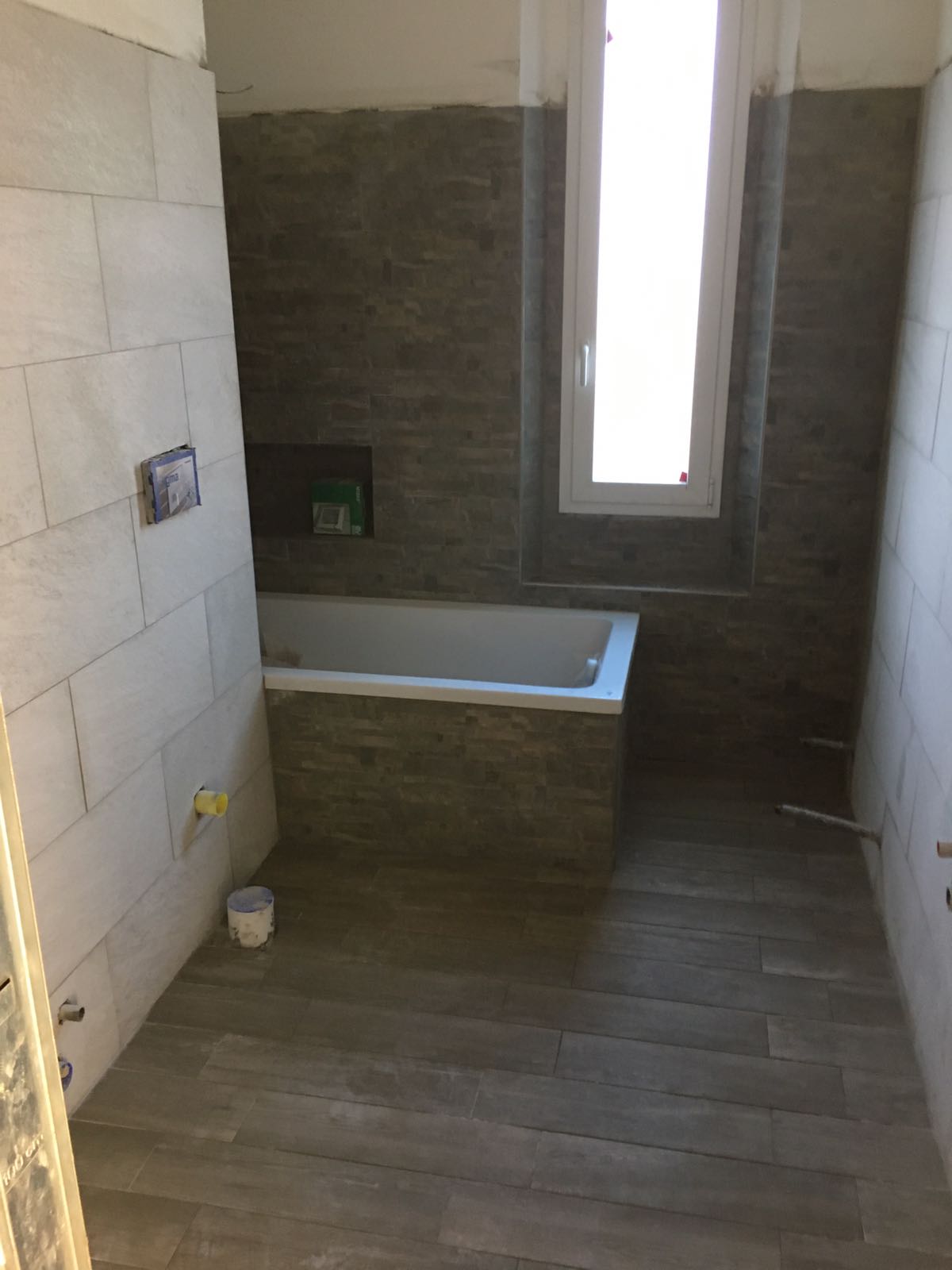 Vanzago-pavimentazione-ristrutturazione-appartamento-ceramica-bagno-vasca